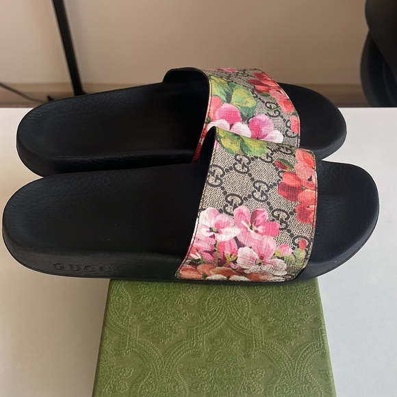 🌺🌺🌺GUCCI BLOOM SLIDES GENTLY WORN - Picture 3 of 7
